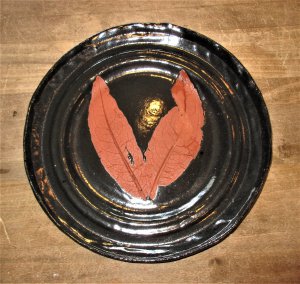Großer Teller mit Abdruck von 2 Blättern in Rot auf Glasur, schwarz