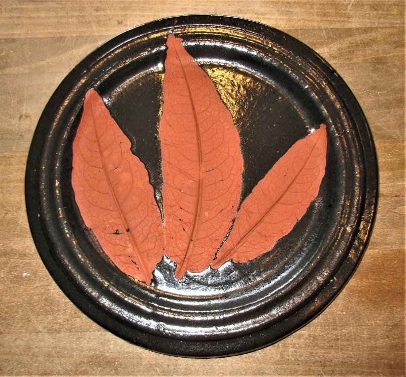 Großer Teller mit Abdruck von 3 Blättern in Rot auf Glasur, schwarz