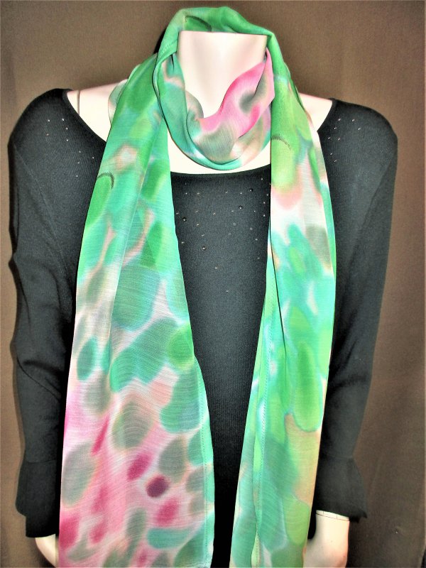 Schal im Farbspiel von Pink bis grün