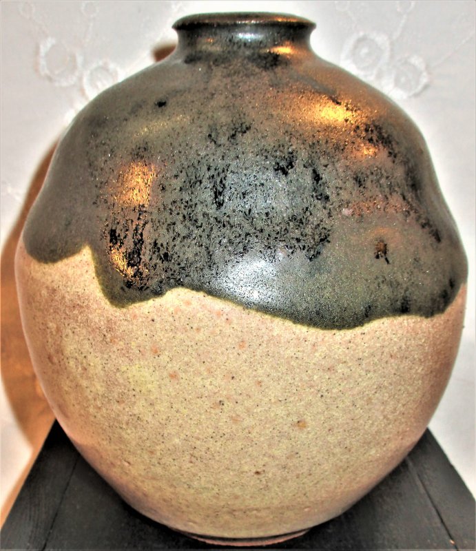 Vase in Schwarz und Sand, Kugel, enger Hals