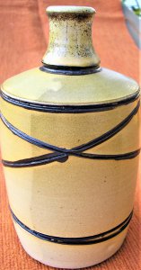 Keramik, Vase, Flasche mit Henkel, Essig / Öl, gelb - schwarz