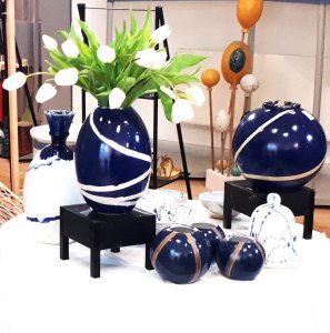 Ovale Vase, blau-weiß gestreift